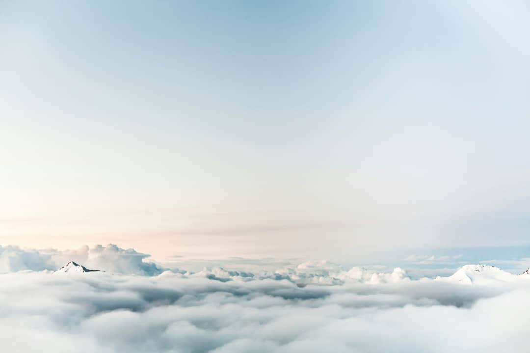 青空にまばらに浮かぶ、輪郭のはっきりした白い雲