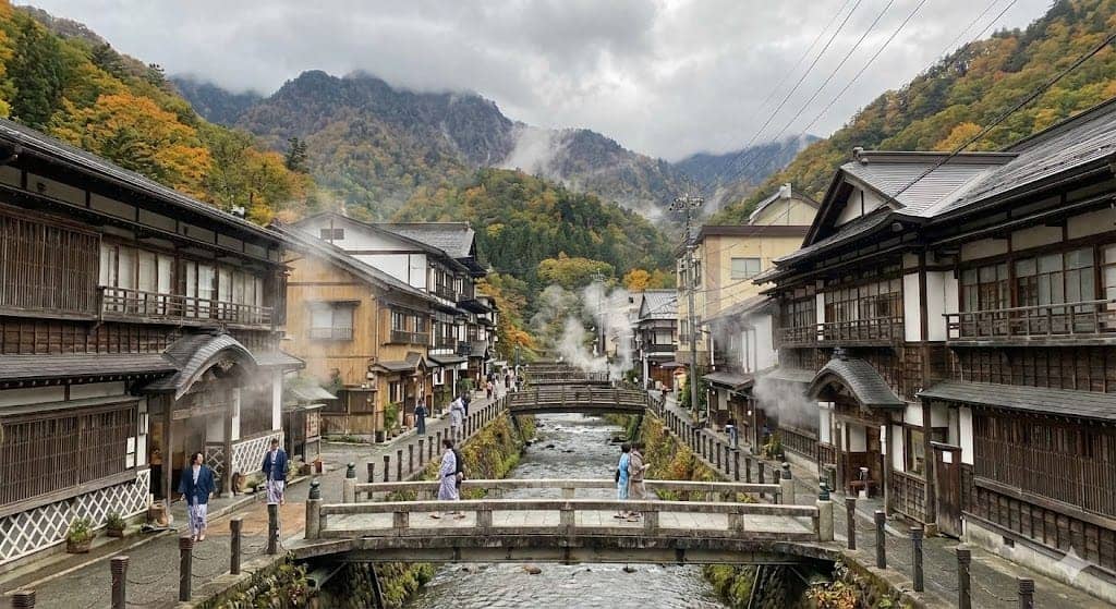 都市の鋭利で不自然な騒音(ノイズ)は、私たちの神経系を常に警戒モードにさせますが、地球が奏でる基本リズム(トーン)に身を浸すことで、あなたのシステムは深いレベルで共鳴し、キャリブレーション(校正)されます。
