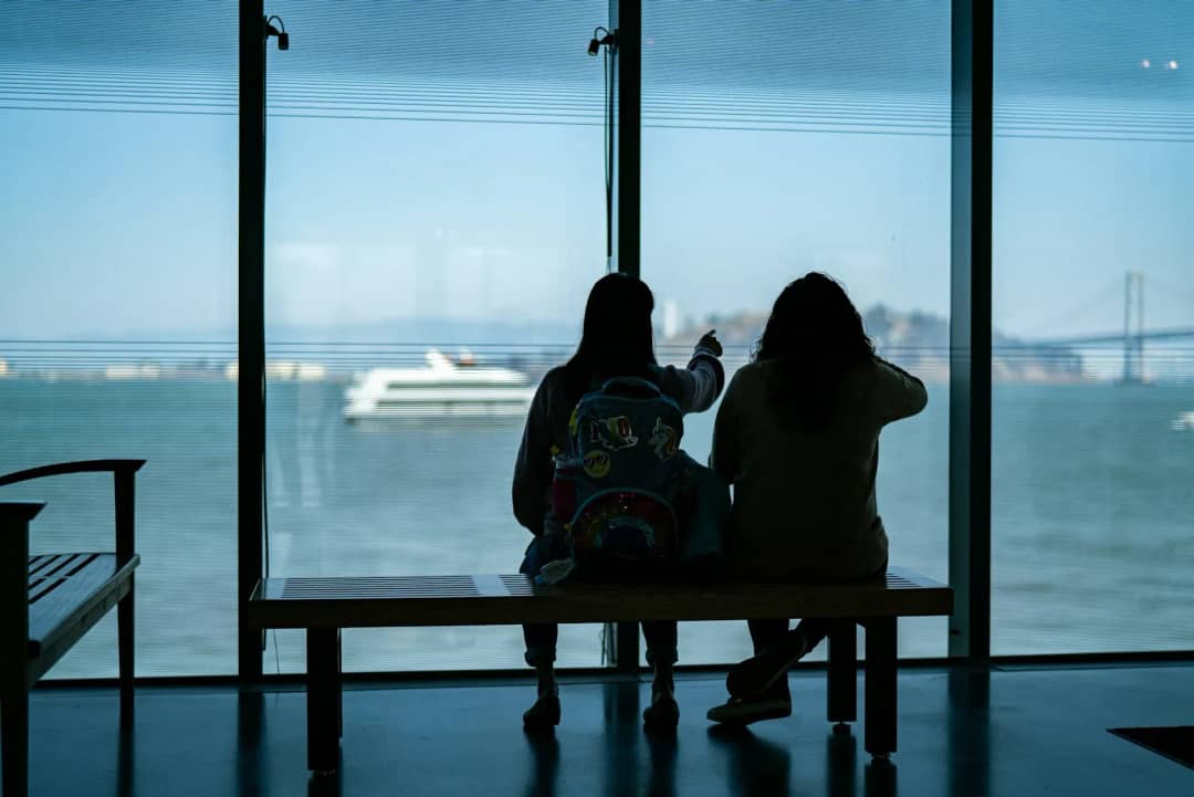 海と船を眺める二人の女性