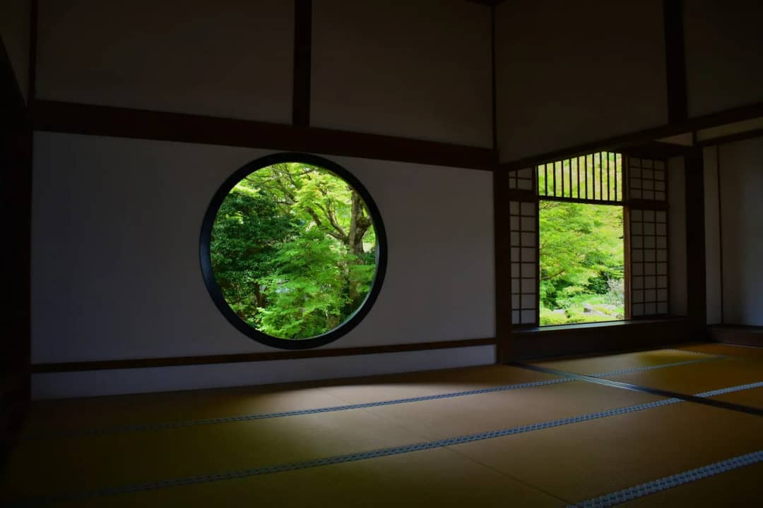 「ここに駅を作れば地価が上がるが、騒音問題も起きる」といったトレードオフを一人で何百回も意思決定し続けるプロセスは、ビジネスにおけるステークホルダー管理や、複雑なシステム間の依存関係を読み解くアーキテクチャ設計能力に直結します。
